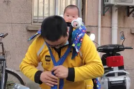 31岁父亲背着6个月大的女儿送外卖，背影既抢镜又辛酸图片