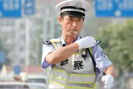 青岛“交警大V”牺牲细节：凌晨涉酒驾司机欲翻护栏逃逸致警察坠桥，公交司机再过他执勤路口将鸣笛悼念图片