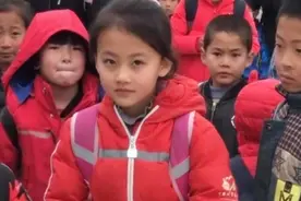 山区女孩天真无邪，“嫣然一笑”走红网络，父母却拒绝孩子出名图片