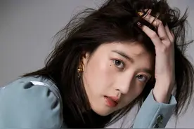 李凯馨清纯写真，气质出众，不一样的美少女图片