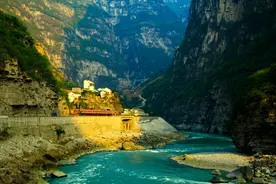 峡谷深处藏着古老小镇，拥有复古电影质感的金口河之旅~图片