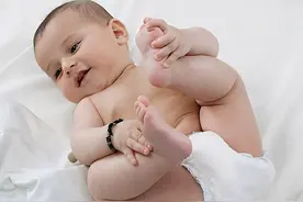 3岁宝宝晚上还用纸尿裤，需要叫醒上厕所吗？叫与不叫差别很大图片