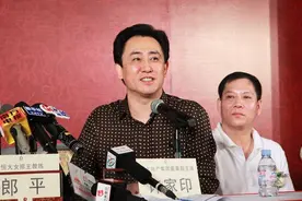 孔卡看着高楼激动不已：这是市中心吧？刘永灼：不，这是广州郊区图片