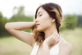 搞定一个女人，不用每天联系，不用讨好，用3个技巧就足够了图片