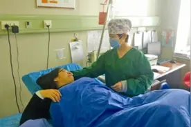顺产时产妇突然挣扎，大喊“什么东西夹到我了”，医生：吓我一跳图片