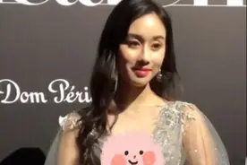 赌王最宠小女儿罕露面，21岁身材曼妙，精通4国语言，身价6亿图片