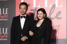 大S胖太多衣品一言难尽，双腿塞进皮裤里，挑战泡泡袖西装更显壮图片