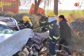 30秒！江苏徐州消防员演练的途中遇车祸秒出警图片