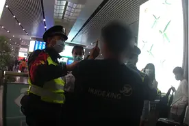 男子拒不接受安检，推骂工作人员被拘留！图片