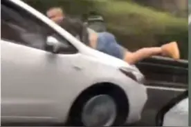 重庆高速一轿车顶着男子狂奔 交通执法部门：涉危害公共安全 已转警方处理图片