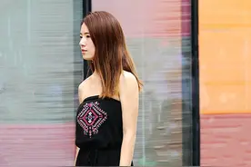 街拍：凸显个性的人字拖美女图片