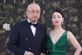 小陶虹也胖了，穿礼服“胯宽”明显，徐峥勉强才能揽住媳妇腰图片