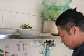 老首长来探望姚师兵：他下厨做辣椒炒肥肠，还谈到了与许敏的往事图片