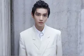 王俊凯纯白西装造型，眉眼精致，温文尔雅图片