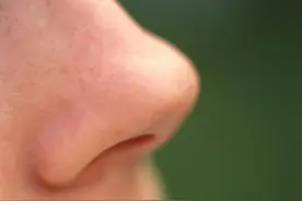 每个爱挖鼻孔的人，或早或迟要承受4个后果，劝你手下留情图片