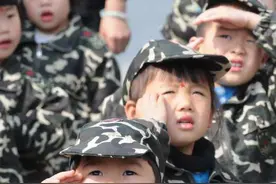 你见过幼儿园小朋友“军训”吗？萌娃穿上迷彩服后，网友直呼可爱图片