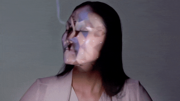 他将人脸变成镜子，映射出全世界的虚拟与真实