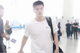 东京奥运会男乒银牌得主樊振东私下真随性，穿T恤短裤，但有气质图片