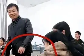 中医课上，中医老师现场给女生把脉，老师脸上的笑容逐渐消失了图片