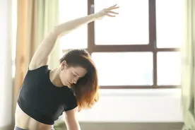 女生跑步时，胸部晃动、疼痛怎么办？这是一个常被忽略的问题图片