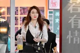 1米71洪欣身材太完美，穿吊带连体裤配衬衫高级又洋气，气场全开图片