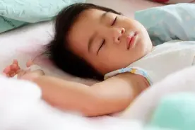 习惯睡这两种“觉”的孩子，会影响自身的发育，越睡越不健康图片