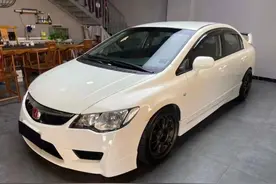 本田红头改装车勇擒毒贩，警察叔叔点赞！网友：合法飙车？图片
