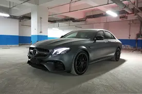 奔驰 E63S AMG 哑光灰黑内图片