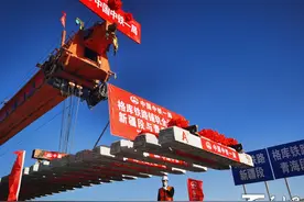 格库铁路铺轨全线贯通图片