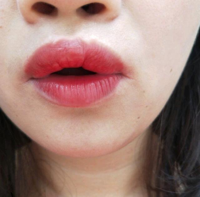 可爱的唇珠,但是不好看的嘴巴几乎是没有什么弧度和形状的,涂什么样的