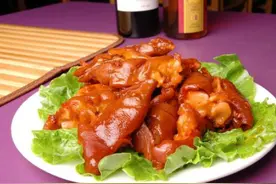 酱猪蹄调料不用太多，多加2样，红润软烂，酱香入味，比买的好吃图片