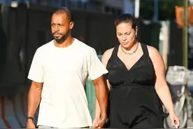 190斤超模携黑人丈夫出街，挺8月大孕肚踩高跟，身形是老公两倍大图片