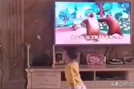 都是宝宝的模仿，引起的效果却不同，家长如何引导宝宝的模仿呢？图片