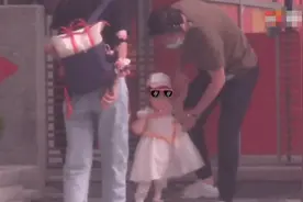唐嫣接女儿放学被拍，小小糖一岁多就上早教，小糯米上课时间更早图片