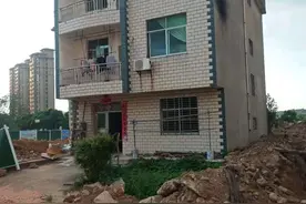 拆迁未达成补偿协议，房子四周被挖渠排水变“孤岛”，相关部门：正常施工，未动主人房子图片
