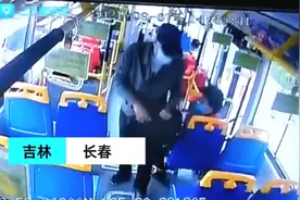 大爷公交车座椅上排大便，完事在靠背上擦手，公交车司机：给我整崩溃了图片