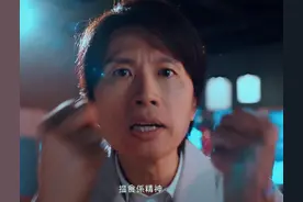 60岁黄子华久违复出，顶替郑嘉颖拍广告，金句不断风采依旧图片