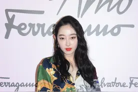 蒋梦婕不同穿搭下气质有天壤之别，发型和妆容真的太重要了图片