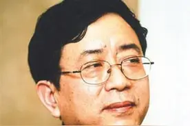 余秋雨水平到底如何？易中天评价很犀利，不及金庸风趣幽默图片