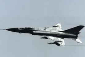 1981年不明运输机进入苏联领空，苏联警示无果后，用苏15将其撞毁图片