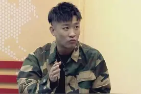 郭德纲最社会的一个徒弟，曹云金见了也打怵，和谁拍照都不笑图片