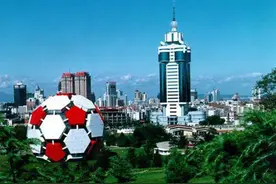 大连劳动公园里那个红白相间的大足球图片