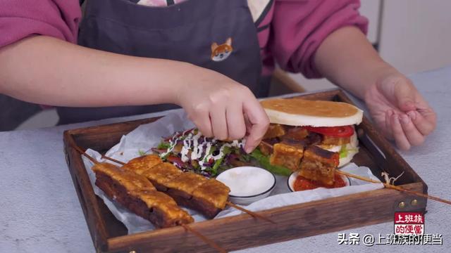 外面卖38元一斤的脆皮烤肉,教你自己在家做,学会都能开店了