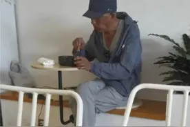 陈道明现身街边小店吃饭，身旁无人陪，身材消瘦皮肤黝黑惹人心疼图片
