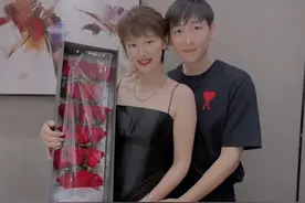 李好制造浪漫惊喜，晓敏激动十几年第一次，两人双手托肚疑怀三胎图片