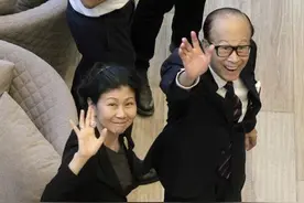李嘉诚女友罕见露面！低调外出打扮似路人，网友：92岁还有女友图片