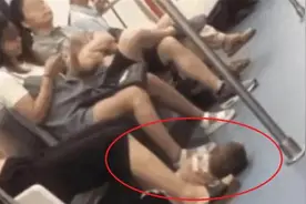 地铁上男孩双手被绑躺在妈妈脚边，乘客好心报警，没想到闹了笑话图片