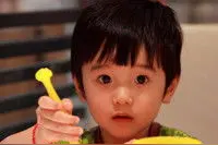 妈妈爸爸玩游戏导致2个月幼儿烫死，网友直呼:枉为父母图片