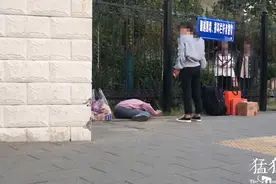 郑州一高校栏杆遭学生钻进钻出，地面草坪已被磨光图片