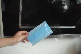 再脏的抽油烟机，不拆不卸，一个口罩轻松解决，一点油污都没有图片